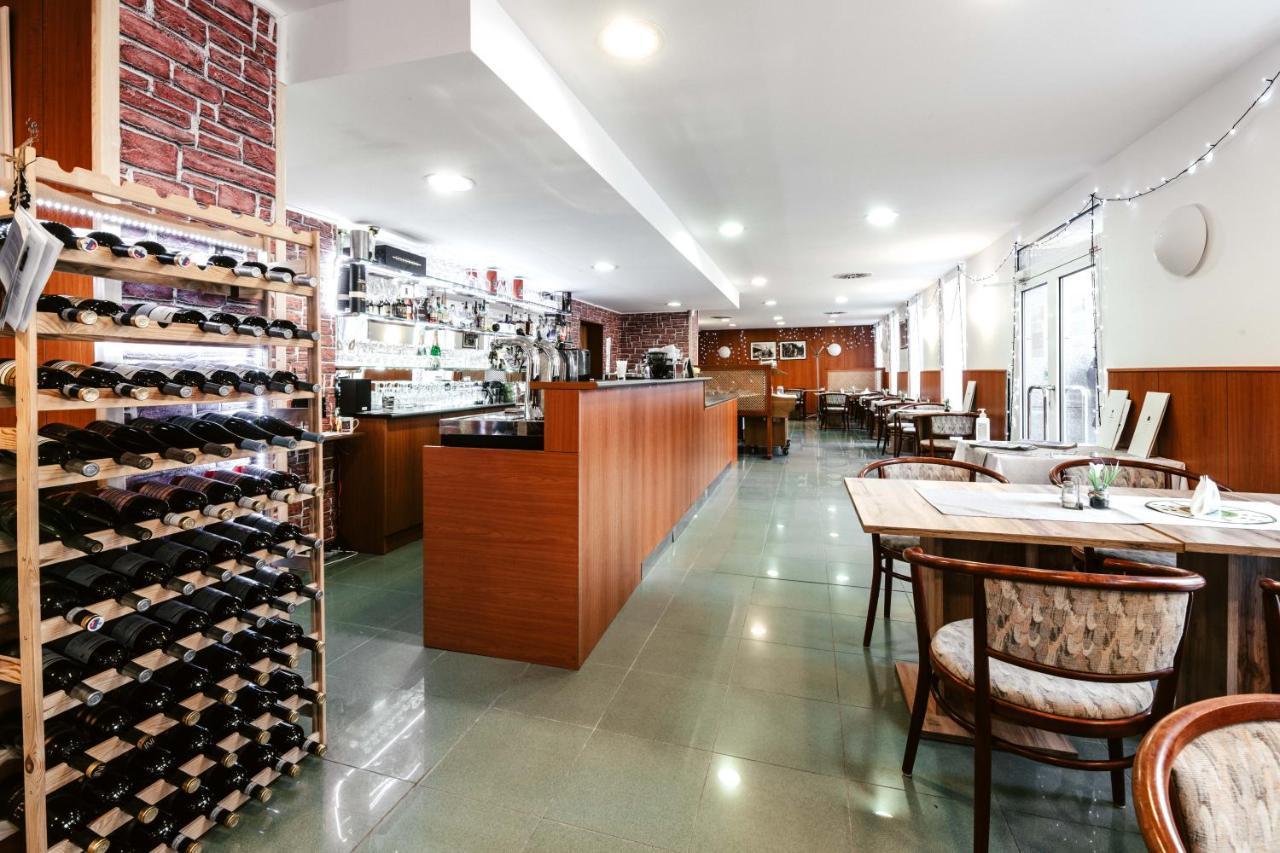 Hotel Adria Nova Dubnica Экстерьер фото